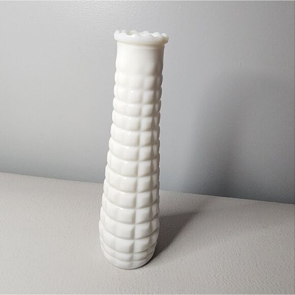 Beautiful Vintage White Milk Glass Bud Vase See Photos Some Age - Picture 1 of 4